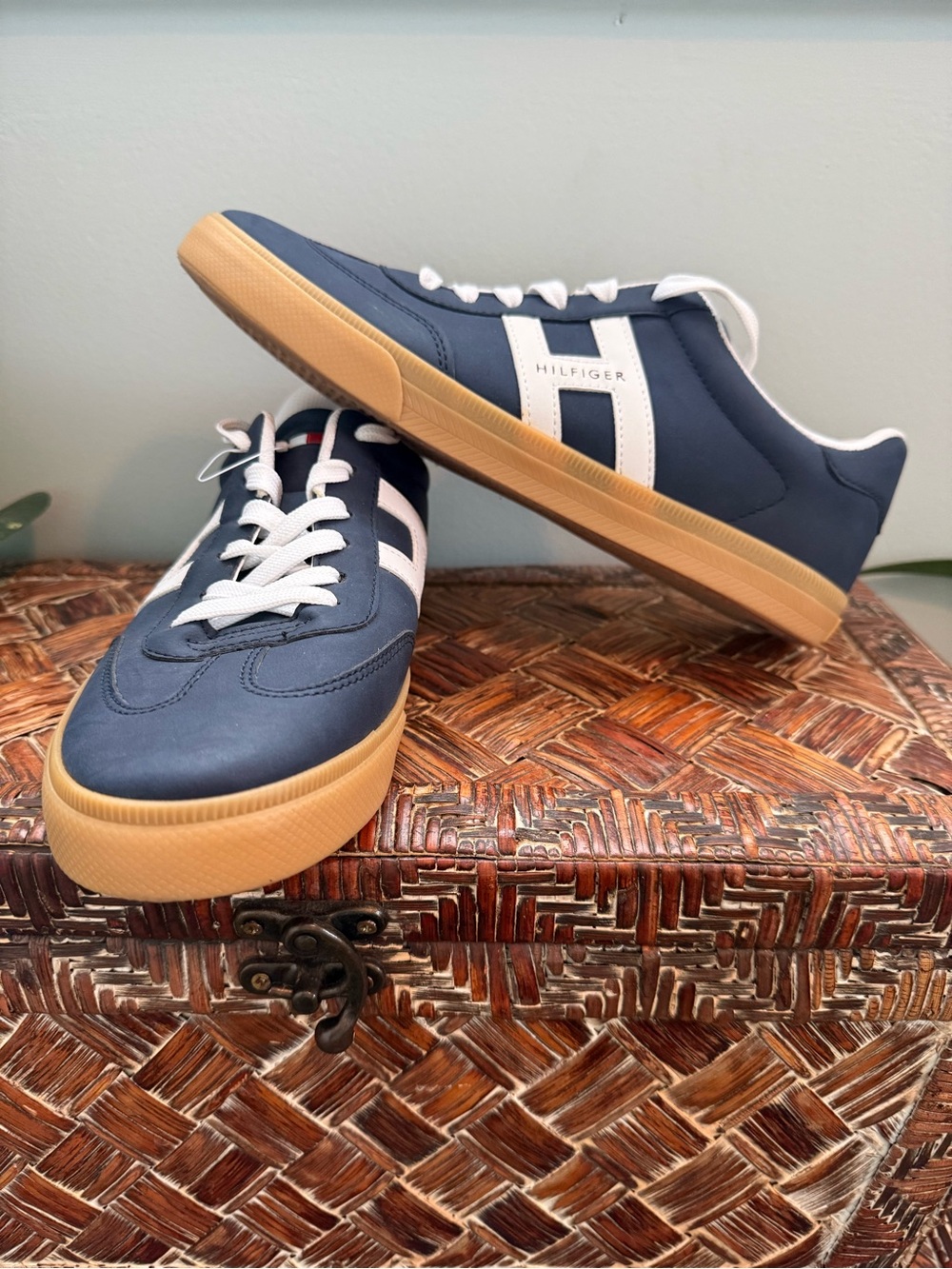 Tommy Hilfiger Maisie Navy/White Low-Top Sneakers w/Gum Outsole Wmns sz 10 NWOT